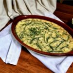 Omlet z dzikimi szparagami posypany na startym twardym serem.