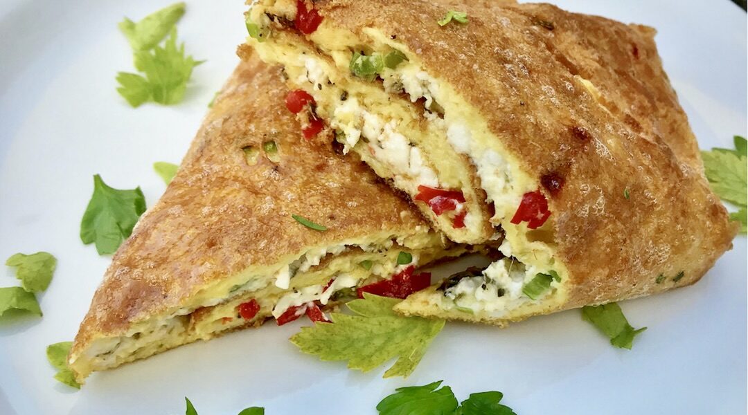 Omlet z fetą jest dobrym pomysłem na śniadanie lub lunch. Potrzebujesz jedynie świeżych wiejskich jajek i naprawdę dobrego sera feta. 