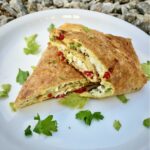 Omlet z fetą jest dobrym pomysłem na śniadanie lub lunch. Potrzebujesz jedynie świeżych wiejskich jajek i naprawdę dobrego sera feta. 