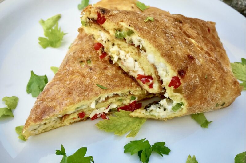 Omlet z fetą jest dobrym pomysłem na śniadanie lub lunch. Potrzebujesz jedynie świeżych wiejskich jajek i naprawdę dobrego sera feta. 