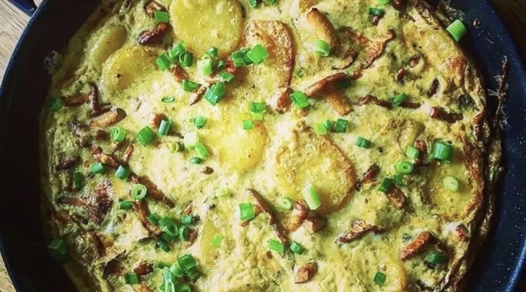 Ugotowane i pokrojone w plastry ziemniaki smażone razem z grzybami, a następnie zalane rozkłóconymi jajkami i usmażone to właśnie omlet z kurkami i ziemniakami