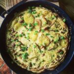 Ugotowane i pokrojone w plastry ziemniaki smażone razem z grzybami, a następnie zalane rozkłóconymi jajkami i usmażone to właśnie omlet z kurkami i ziemniakami