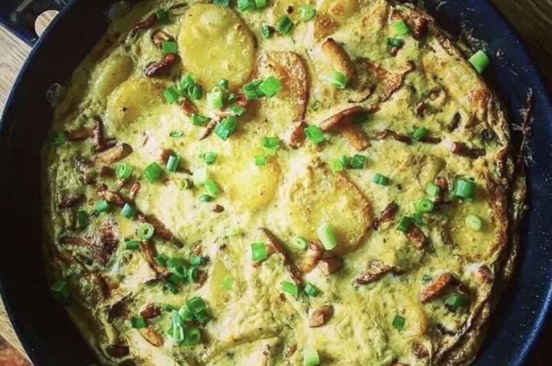 Ugotowane i pokrojone w plastry ziemniaki smażone razem z grzybami, a następnie zalane rozkłóconymi jajkami i usmażone to właśnie omlet z kurkami i ziemniakami