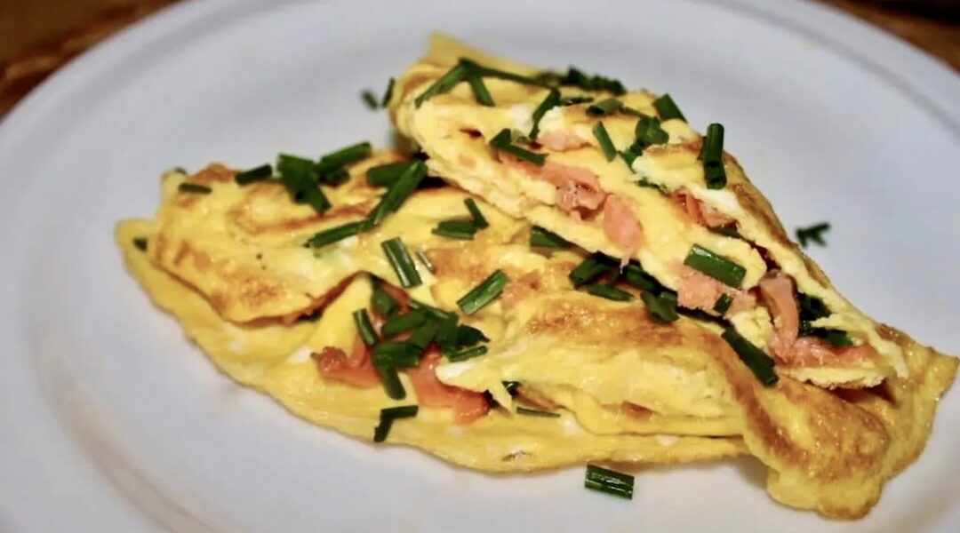 Omlet z pstrągiem wędzonym to pyszna i szybka przekąska. Tak niewiele składników, a tak dużo smaku.