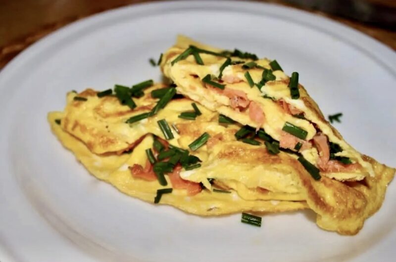 Omlet z pstrągiem wędzonym to pyszna i szybka przekąska. Tak niewiele składników, a tak dużo smaku.