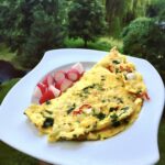 Omlet z warzywami to w tej wersji omlet z dodatkiem startych i siekanych drobno warzyw oraz świeżych ziół wzbogacony dwoma rodzajami serów.