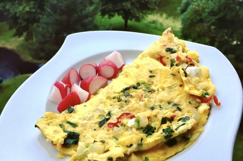 Omlet z warzywami to w tej wersji omlet z dodatkiem startych i siekanych drobno warzyw oraz świeżych ziół wzbogacony dwoma rodzajami serów.