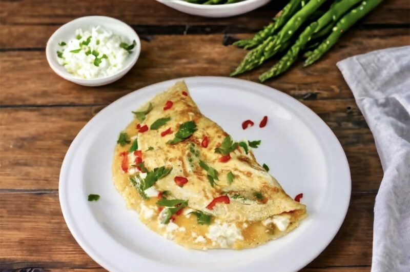 Omlet ze szparagami przyrządzamy zawsze ze świeżych wiejskich jajek. Rozkłócone jajka należy połączyć na patelni z kawałkami jędrnych zielonych szparagów oraz serem feta i ostrą papryczką chilli.