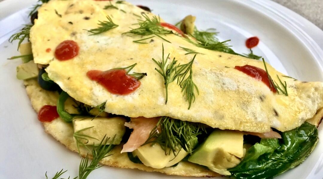 Omlet ze szpinakiem i łososiem, cudownie lekka i puszysta potrawa. która zaspokoi tej apetyt.