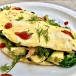 Omlet ze szpinakiem i łososiem, cudownie lekka i puszysta potrawa. która zaspokoi tej apetyt.