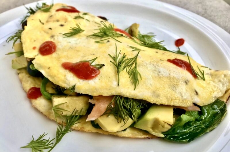 Omlet ze szpinakiem i łososiem, cudownie lekka i puszysta potrawa. która zaspokoi tej apetyt.