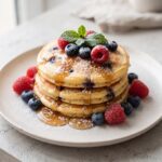 Pancakes z owocami leśnymi to doskonałe połączenie puszystych naleśników z mąki, mleka, żółtek i piany z białek jajek i owoców leśnych. Całość dopełnia słodki syrop klonowy. I jak tu nie kochać takiego jedzenia?