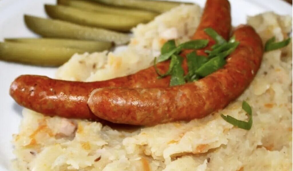 Pańczkraut, inaczej zwany również ciapkapusta to połączenie gotowanej kapusty kiszonej i gotowanych, przeciśniętych przez praskę ziemniaków. Jakby smaku było za mało dodajemy także przesmażony na cebuli boczek wędzony. To działa, to jest pyszne.