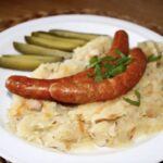 Pańczkraut, inaczej zwany również ciapkapusta to połączenie gotowanej kapusty kiszonej i gotowanych, przeciśniętych przez praskę ziemniaków. Jakby smaku było za mało dodajemy także przesmażony na cebuli boczek wędzony. To działa, to jest pyszne.