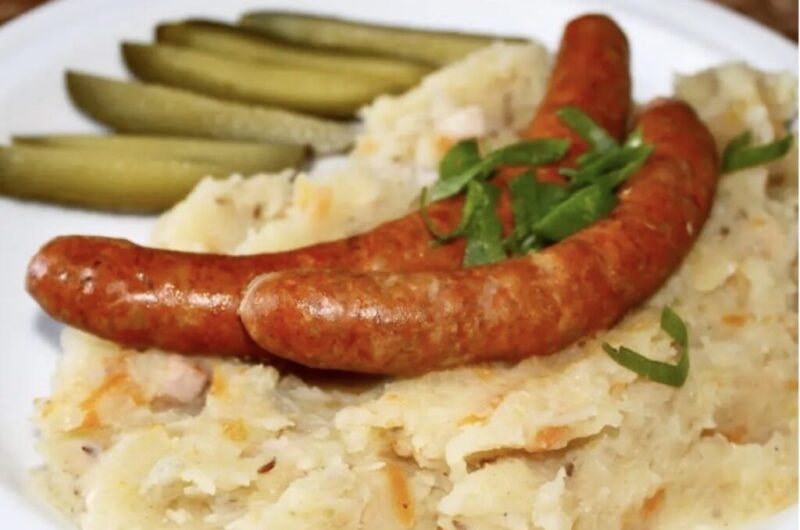 Pańczkraut, inaczej zwany również ciapkapusta to połączenie gotowanej kapusty kiszonej i gotowanych, przeciśniętych przez praskę ziemniaków. Jakby smaku było za mało dodajemy także przesmażony na cebuli boczek wędzony. To działa, to jest pyszne.