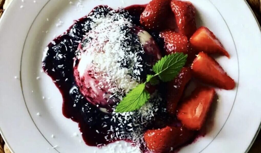 Panna Cotta, czyli włoski deser przyrządzany z gotowanej słodkiej śmietanki z dodatkiem żelatyny, cukru i wanilii podany z owocami.