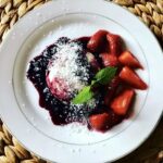 Panna Cotta, czyli włoski deser przyrządzany z gotowanej słodkiej śmietanki z dodatkiem żelatyny, cukru i wanilii podany z owocami.