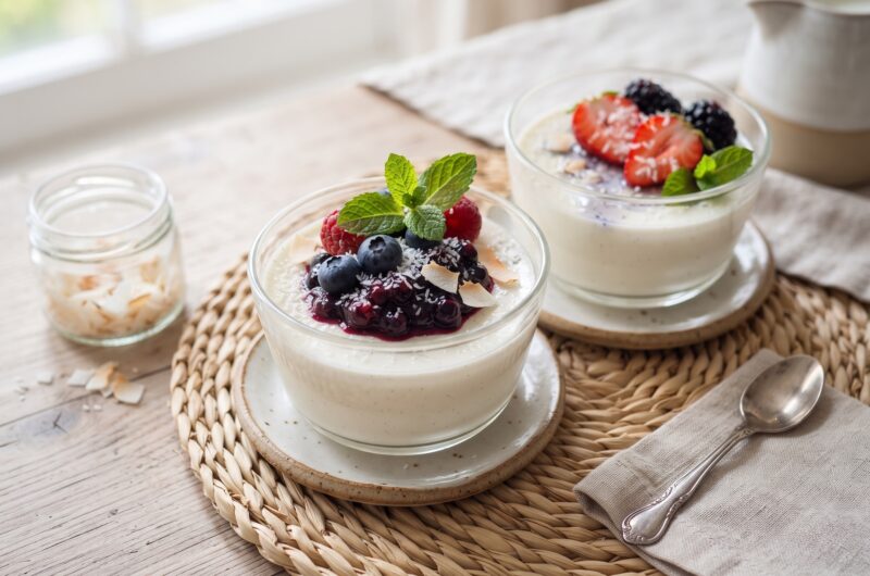 Panna Cotta, czyli włoski deser przyrządzany z gotowanej słodkiej śmietanki z dodatkiem żelatyny, cukru i wanilii podany z owocami.