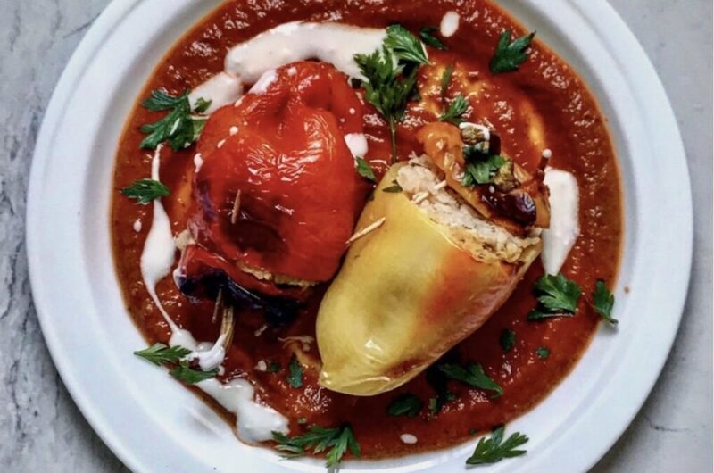 Papryka faszerowana kurczakiem to przekrojone na połowę papryki wypełnione farszem z kurczaka i ryżu, a następnie zapiekane i podane na sosie pomidorowym.