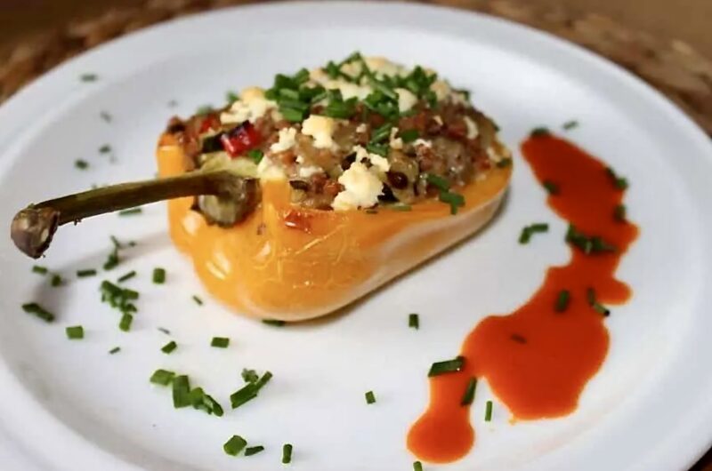 Przekrojona na połowę papryka faszerowana warzywami i kaszą z dodatkiem, a następnie zapiekana.