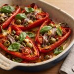Papryka pieczona po piemoncku to czerwona papryka przekrojona wzdłuż na połowę, wypełniona filetami anchois, kaparami i oliwkami, a następnie zapieczona.