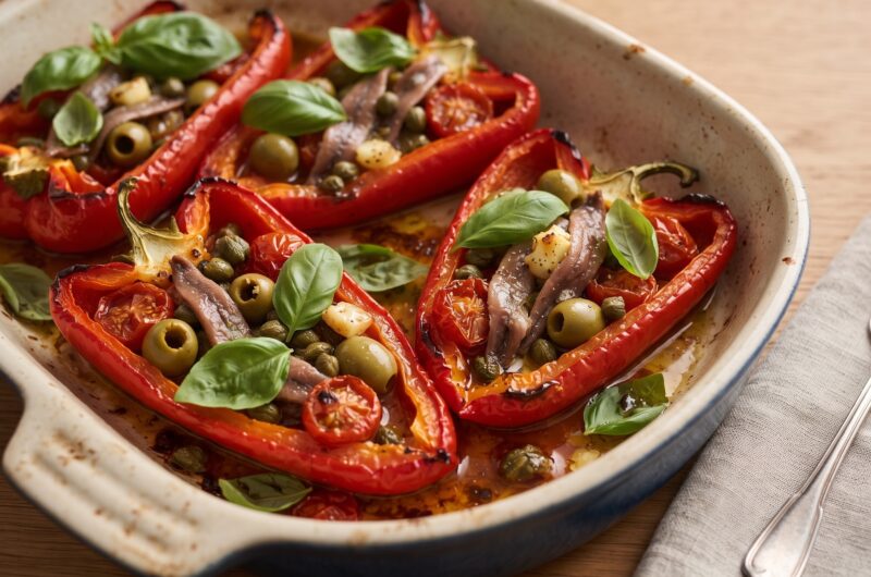 Papryka pieczona po piemoncku to czerwona papryka przekrojona wzdłuż na połowę, wypełniona filetami anchois, kaparami i oliwkami, a następnie zapieczona.