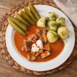 Paprykarz cielęcy to cielęcina krojona w kostkę i smażona, a następnie duszona z cebulą i słodką mieloną papryką, na koniec doprawiona kwaśną śmietaną.