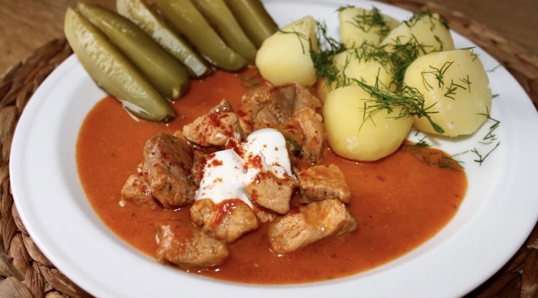 Paprykarz cielęcy to cielęcina krojona w kostkę i smażona, a następnie duszona z cebulą i słodką mieloną papryką, na koniec doprawiona kwaśną śmietaną.