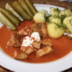 Paprykarz cielęcy to cielęcina krojona w kostkę i smażona, a następnie duszona z cebulą i słodką mieloną papryką, na koniec doprawiona kwaśną śmietaną.