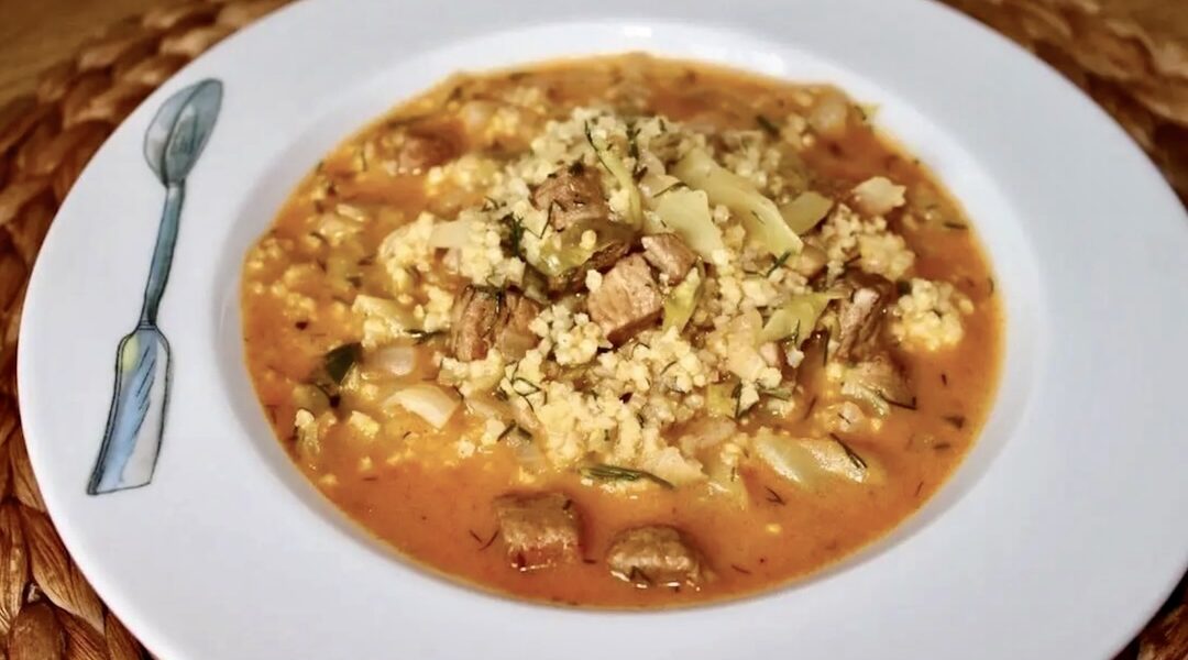 Paprykarz z cielęciny przygotowujemy z łopatki lub karczku cielęcego. Mięso kroimy w kostkę, a następnie dusimy w sosie z dodatkiem mielonej papryki doprawionym na koniec kwaśną śmietaną. Danie podajemy z kaszą jaglaną i młodą kapustą zasmażaną.