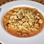 Paprykarz z cielęciny przygotowujemy z łopatki lub karczku cielęcego. Mięso kroimy w kostkę, a następnie dusimy w sosie z dodatkiem mielonej papryki doprawionym na koniec kwaśną śmietaną. Danie podajemy z kaszą jaglaną i młodą kapustą zasmażaną.