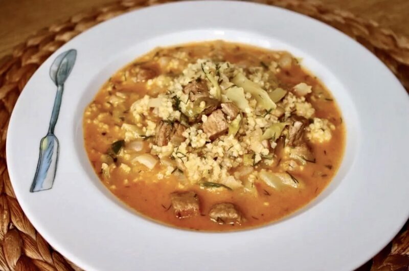 Paprykarz z cielęciny przygotowujemy z łopatki lub karczku cielęcego. Mięso kroimy w kostkę, a następnie dusimy w sosie z dodatkiem mielonej papryki doprawionym na koniec kwaśną śmietaną. Danie podajemy z kaszą jaglaną i młodą kapustą zasmażaną.