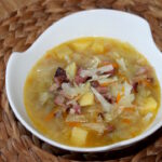 Parzybroda czyli zupa przygotowana na wywarze z wędzonych żeberek gotowanych z dodatkiem warzyw korzeniowych. Bazą zupy są siekana słodka kapusta, żeberka i ziemniaki.