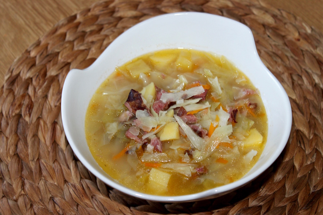 Parzybroda czyli zupa przygotowana na wywarze z wędzonych żeberek gotowanych z dodatkiem warzyw korzeniowych. Bazą zupy są siekana słodka kapusta, żeberka i ziemniaki.