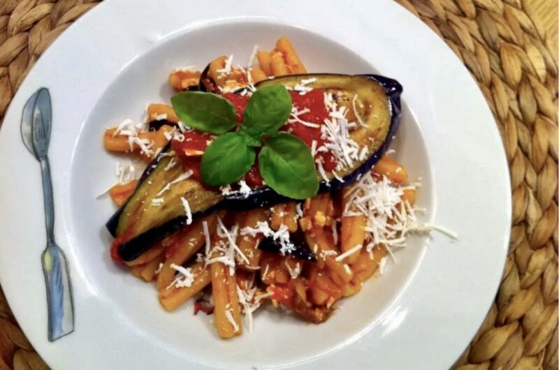 Pasta alla Norma to makaron wymieszany z kawałkami smażonego bakłażana duszonego krótko w aromatycznym sosie pomidorowym i wzbogacony o starty ser ricotta.
