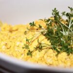 Pasta jajeczna do chleba przygotowana z gotowanych jajek, a konkretnie z roztartych żółtek jajek z dodatkiem majonezu, śmietany i musztardy z pokrojonymi białkami jajek.