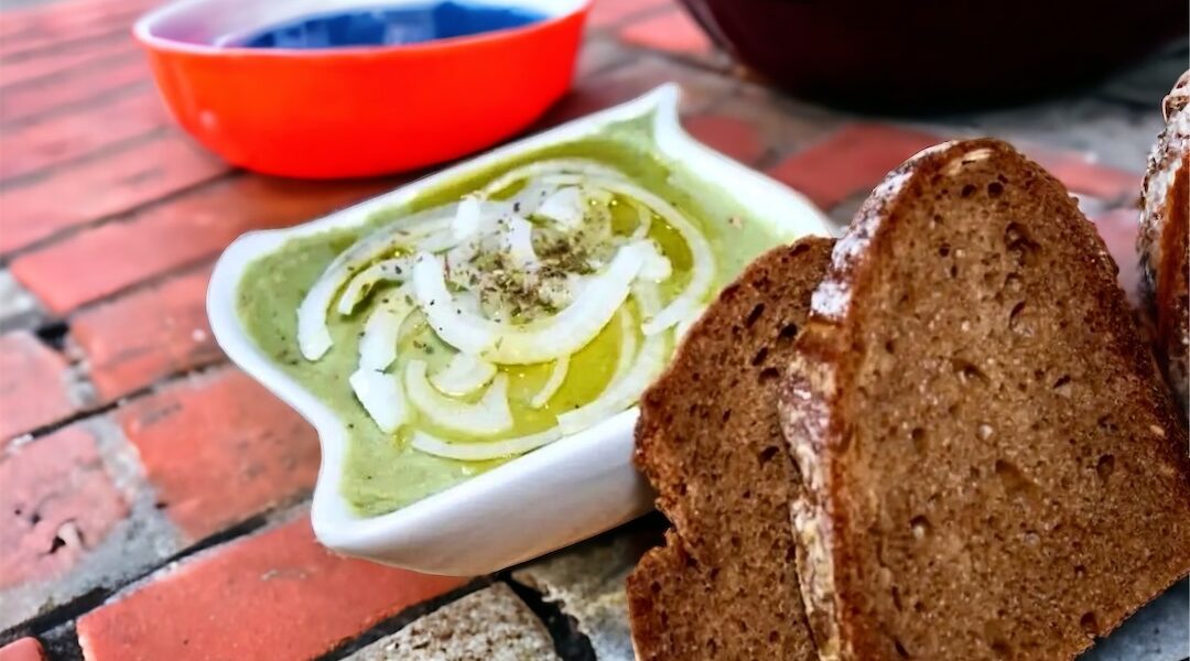 Pasta z bobu świetnie nadaje się jako smarowidło do pieczywa. Przygotowuje się ją ze zmiażdżonego ugotowanego bobu z dodatkiem startej cebuli i oliwy extra vergine.