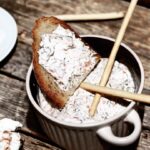 Pasta z łososia to pyszne smarowidło do pieczywa. Pasta została przygotowana ze zmielonego łososia wędzonego zmieszanego z puszystym serkiem, kwaśną śmietaną i świeżym koperkiem.