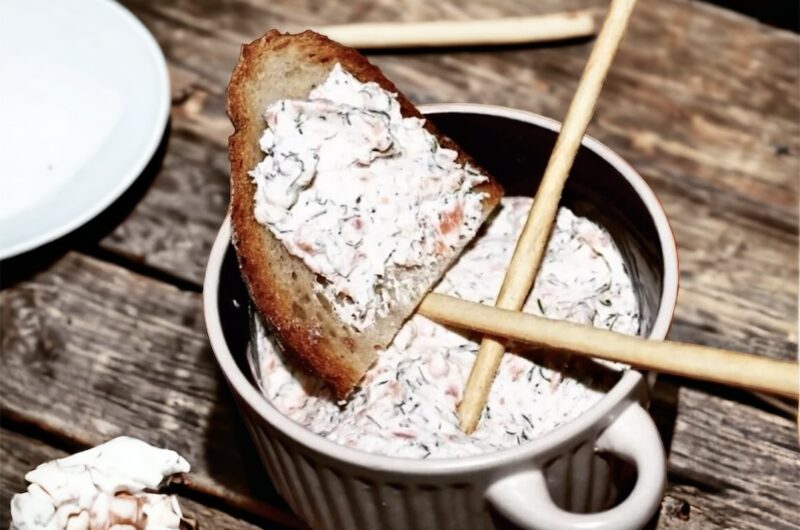 Pasta z łososia to pyszne smarowidło do pieczywa. Pasta została przygotowana ze zmielonego łososia wędzonego zmieszanego z puszystym serkiem, kwaśną śmietaną i świeżym koperkiem.