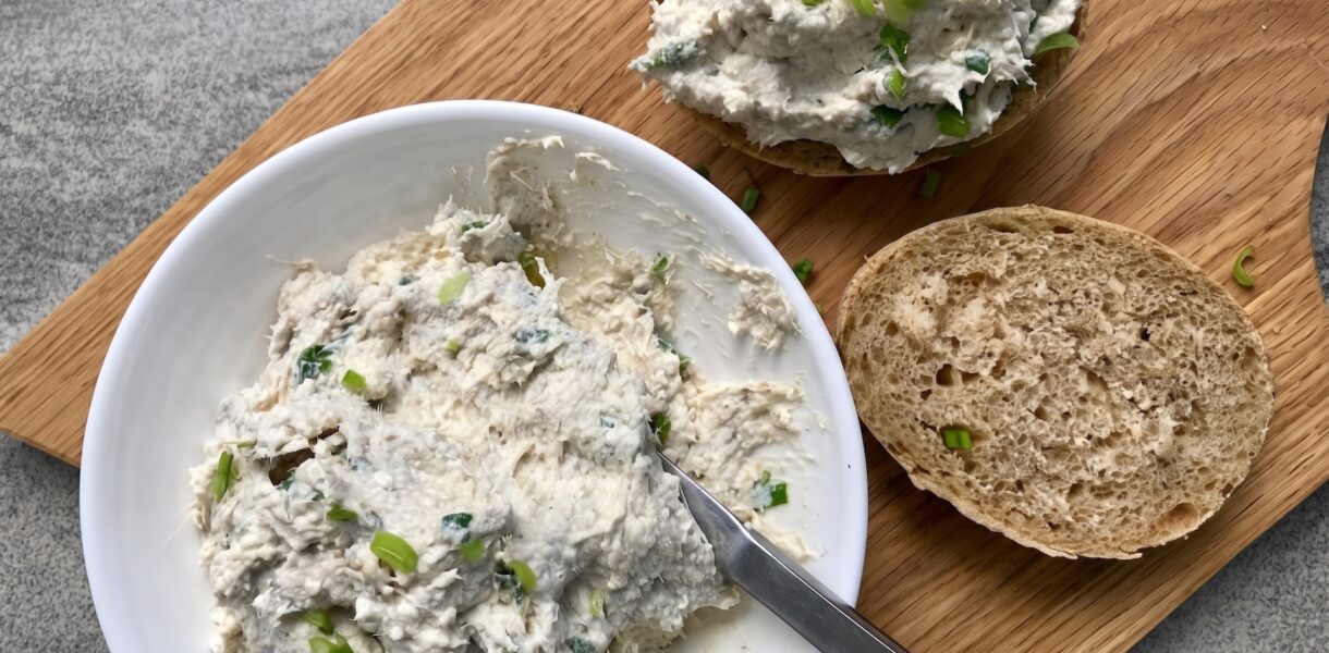 Pasta do smarowania chleba przyrządzona z twarogu i wędzonej makreli z dodatkiem kwaśnej śmietany i szczypiorku.
