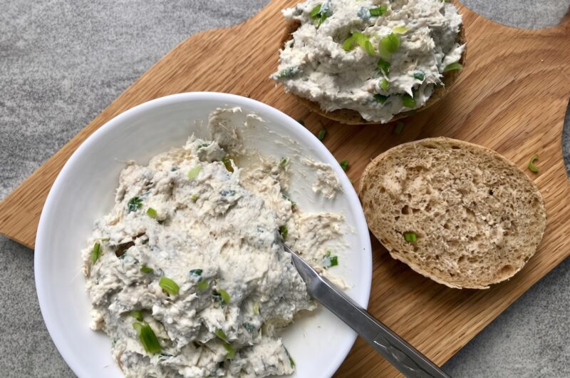 Pasta do smarowania chleba przyrządzona z twarogu i wędzonej makreli z dodatkiem kwaśnej śmietany i szczypiorku.