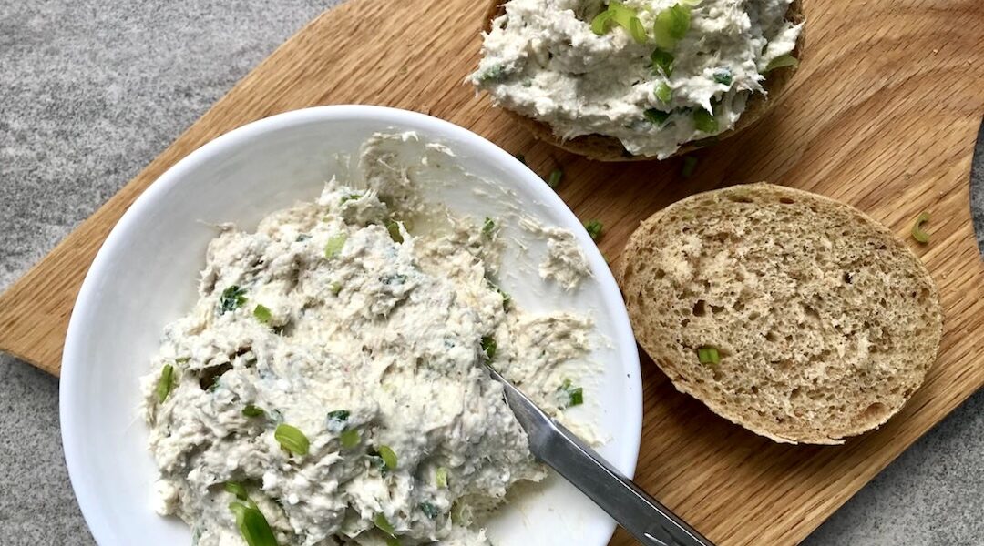 Pasta do smarowania chleba przyrządzona z twarogu i wędzonej makreli z dodatkiem kwaśnej śmietany i szczypiorku.