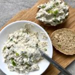 Pasta do smarowania chleba przyrządzona z twarogu i wędzonej makreli z dodatkiem kwaśnej śmietany i szczypiorku.