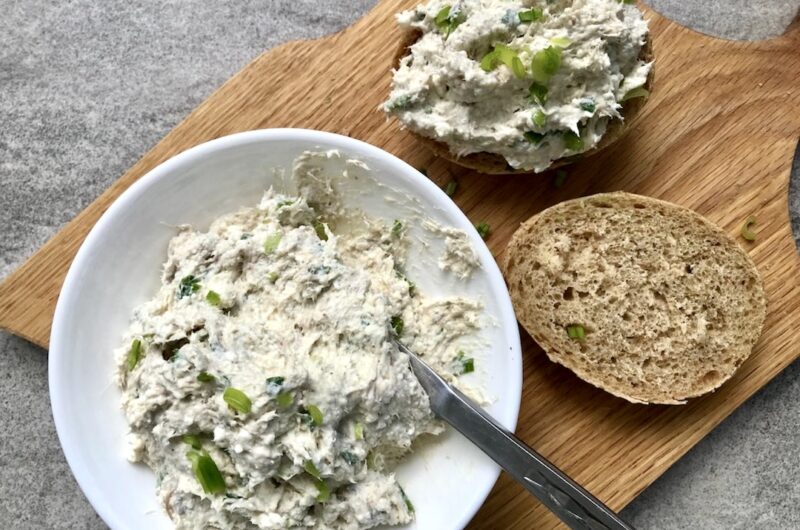 Pasta do smarowania chleba przyrządzona z twarogu i wędzonej makreli z dodatkiem kwaśnej śmietany i szczypiorku.