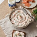 Pasta z łososia to pyszne smarowidło do pieczywa. Pasta została przygotowana ze zmielonego łososia wędzonego zmieszanego z puszystym serkiem, kwaśną śmietaną i świeżym koperkiem.