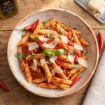 Penne arrabiata to makaron podawany z bardzo ostrym sosem z pomidorów, cebuli, chilli i czosnku.