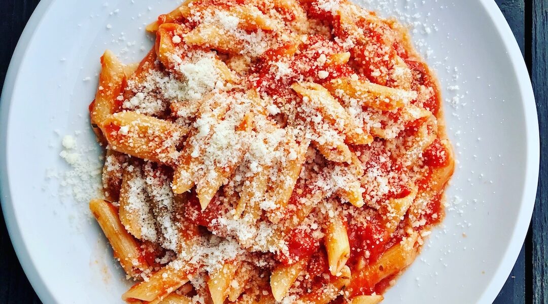 Penne arrabiata to makaron podawany z bardzo ostrym sosem z pomidorów, cebuli, chilli i czosnku.