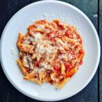 Penne arrabiata to makaron podawany z bardzo ostrym sosem z pomidorów, cebuli, chilli i czosnku.