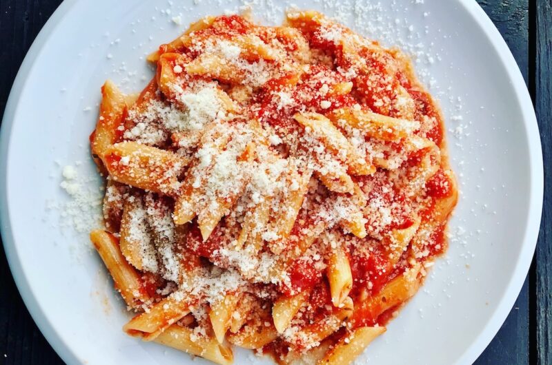 Penne arrabiata to makaron podawany z bardzo ostrym sosem z pomidorów, cebuli, chilli i czosnku.