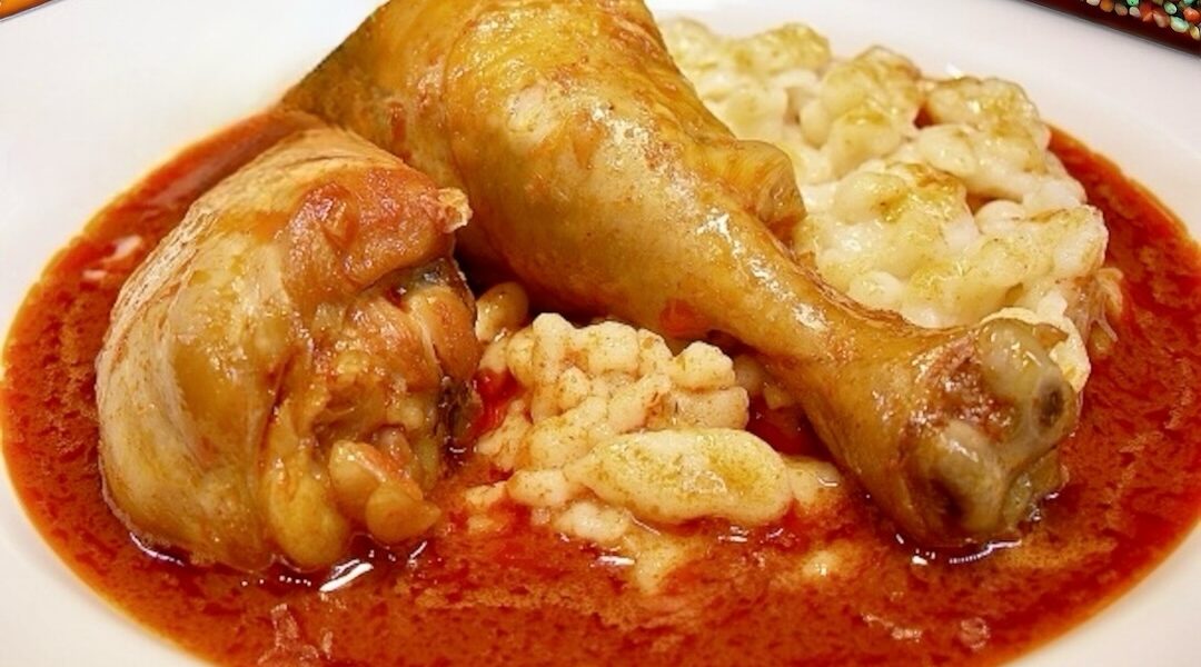 Perkelt z kurczaka to nic innego, jak klasyczny gulasz węgierski przyrządzony z mięsa drobiowego. A skoro węgierski, to oczywiście nie może zabraknąć w tym daniu słoniny i słodkiej mielonej papryki.